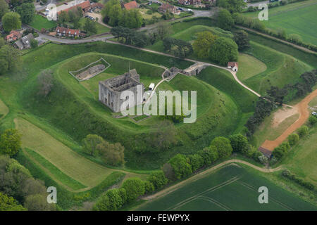 Una veduta aerea di Castle Rising in Norfolk Foto Stock