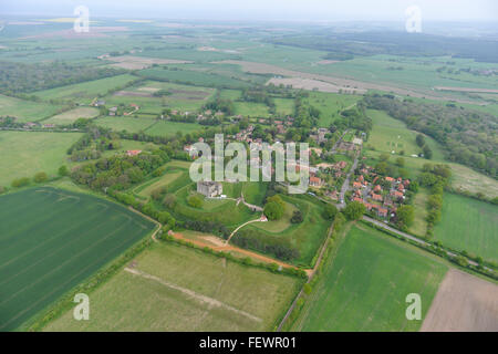 Una veduta aerea di Castle Rising in Norfolk Foto Stock