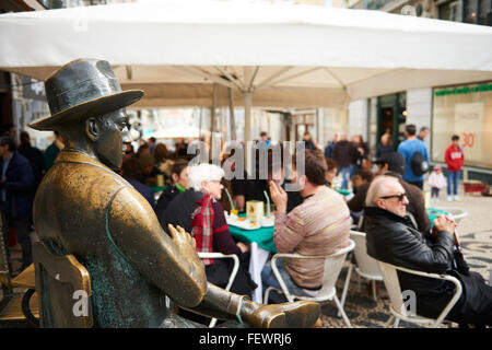 Statua di Fernando Pessoa (Lisbona, 1888-1935), portoghese poeta e scrittore, seduti a un tavolo presso il Cafe Brasileira, 1988, Foto Stock