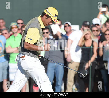 Scottsdale, Arizona, Stati Uniti. 7 febbraio, 2016. Hideki Matsuyama (JPN) Golf : Hideki Matsuyama del Giappone festeggia dopo aver apportato un birdie putt sul diciottesimo verde durante il round finale della gestione dei rifiuti Phoenix aperto a TPC Scottsdale in Scottsdale, Arizona, Stati Uniti . © AFLO/Alamy Live News Foto Stock