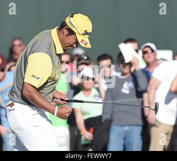 Scottsdale, Arizona, Stati Uniti. 7 febbraio, 2016. Hideki Matsuyama (JPN) Golf : Hideki Matsuyama del Giappone festeggia dopo aver apportato un birdie putt sul diciottesimo verde durante il round finale della gestione dei rifiuti Phoenix aperto a TPC Scottsdale in Scottsdale, Arizona, Stati Uniti . © AFLO/Alamy Live News Foto Stock