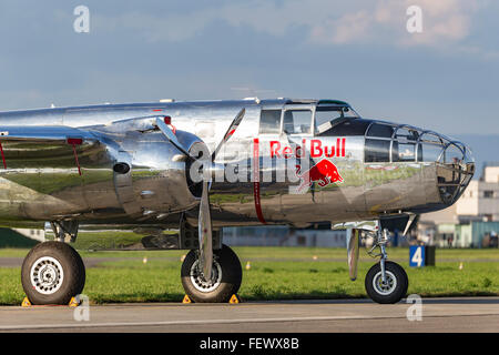 La North American Aviation B-25 bombardiere Mitchell (registrazione N6123C) azionati da Red Bull "Flying Tori". Foto Stock