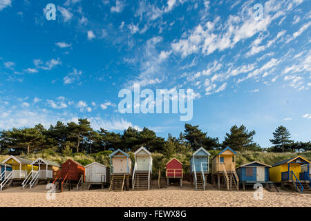 In legno colorato capanne sulla spiaggia sulla spiaggia di sabbia di pozzetti next-Mare, Norfolk, Regno Unito Foto Stock