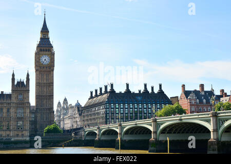 Il Palazzo di Westminster o Case del Parlamento con Elisabetta La Torre e il Big Ben, visto attraverso il fiume Tamigi con Wes Foto Stock