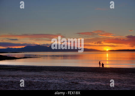 Sunset over Ganavan sands e distante un Mull, Oban, Argyll Foto Stock