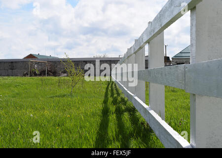 WhiteWhite staccionata in legno intorno al ranch. Staccionata in legno nel villaggio. Foto Stock