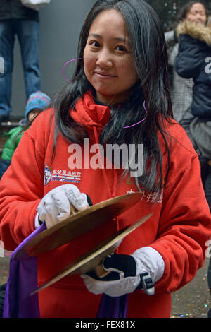 Una bella donna cinese a giocare i cembali in Chinatown New York il nuovo anno lunare del giorno, 2016 Foto Stock