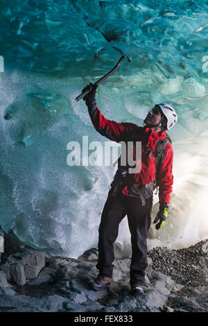 Ice Climber nella caverna di ghiaccio a Breidamerkurjokull Breiðamerkurjökull caverna di ghiaccio, la grotta dei cristalli in Vatnajökull National Park, Sud Est in Islanda in gennaio Foto Stock