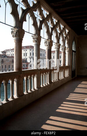 Balcone colonne ed archi con le ombre che si affaccia sul Canal Grande Ca' d'Oro Venezia Italia Foto Stock