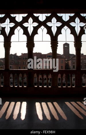 Balcone colonne ed archi con le ombre che si affaccia sul Canal Grande Ca' d'Oro Venezia Italia Foto Stock