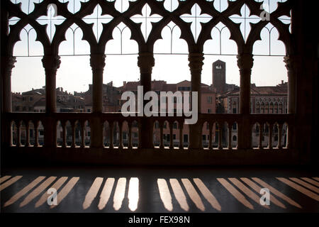 Balcone colonne ed archi con le ombre che si affaccia sul Canal Grande Ca' d'Oro Venezia Italia Foto Stock