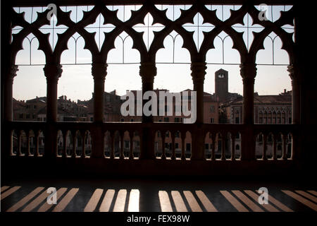 Balcone colonne ed archi con le ombre che si affaccia sul Canal Grande Ca' d'Oro Venezia Italia Foto Stock