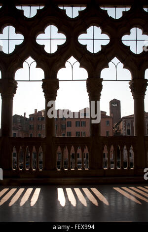 Balcone colonne ed archi con le ombre che si affaccia sul Canal Grande Ca' d'Oro Venezia Italia Foto Stock