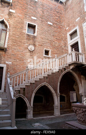 La scalinata d'ingresso nel piccolo cortile della Ca' d'Oro Canal Grande Venezia Italia Foto Stock