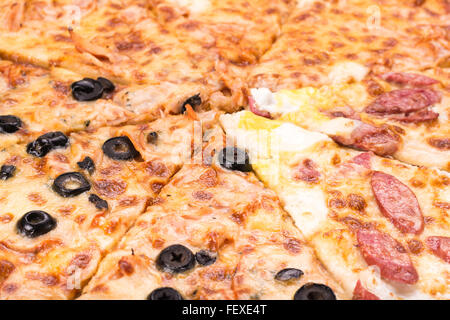 Una deliziosa pizza con prosciutto e verdure cotte nel forno Foto Stock