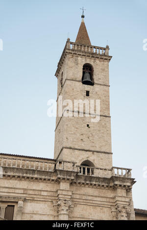 ASCOLI PICENO, Italia - 25 agosto: Vista della Torre di Sant Emidio la cattedrale costruita tra il VIII e il XVI secolo il 25 agosto, 2015 Foto Stock