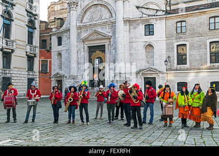 Venezia, Italia - 24 gennaio 2016: gruppo di cantanti presso la sfilata di carnevale sul Canale di Cannaregio nel Gennaio 24, 2016 a Venezia Foto Stock