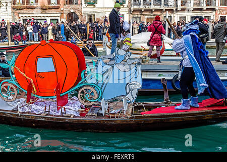 Venezia, Italia - 24 gennaio 2016: sfilata di carnevale sul Canale di Cannaregio a gennaio 24, 2016 a Venezia Italia Foto Stock