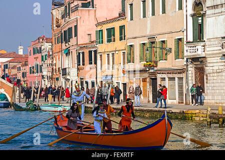 Venezia, Italia - 24 gennaio 2016: sfilata di carnevale sul Canale di Cannaregio a gennaio 24, 2016 a Venezia Italia Foto Stock