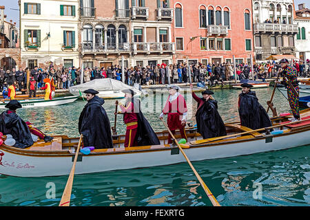 Venezia, Italia - 24 gennaio 2016: sfilata di carnevale sul Canale di Cannaregio a gennaio 24, 2016 a Venezia Italia Foto Stock