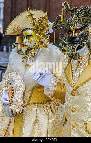 Venezia, Italia - 24 gennaio 2016: Un persone non identificate in un costume di carnevale assiste al Carnevale di Venezia Foto Stock