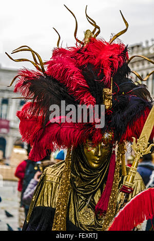 Venezia, Italia - 24 gennaio 2016: una persona non identificata in un costume di carnevale assiste al Carnevale di Venezia , 24 gennaio 2 Foto Stock