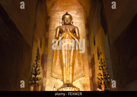 Immagine del Buddha all'interno del tempio di Ananda, Bagan, Myanmar. Foto Stock