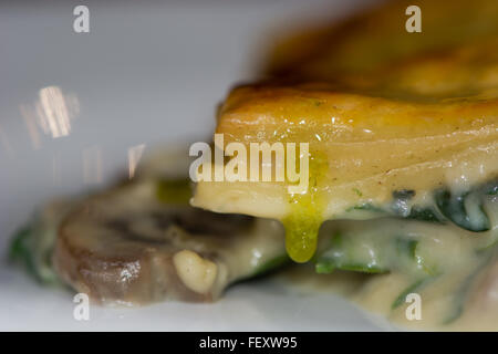 Tourte au Bleu: Blue cheese torta di funghi. Gli spinaci e fuso a fungo con Irish formaggio blu poi rabboccato con la pasta sfoglia Foto Stock