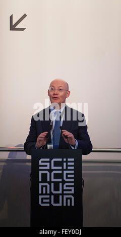 Museo della Scienza di Londra, Regno Unito. Il 9 febbraio, 2016. Ian Blatchford, Direttore del Museo della Scienza introduce la nuova mostra - Leonardo da Vinci: la meccanica del Genius, esplorare questa grande genio del Rinascimento attraverso 39 modelli storici delle sue invenzioni comprese macchine volanti, attrezzature per immersione subacquea e armi, con grandi riproduzioni in scala dei suoi famosi disegni e schizzi. Credito: Malcolm Park editoriale/Alamy Live News Foto Stock