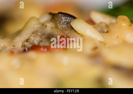 Risotto pasta provenzale. Riso Pasta con le melanzane, zucchine, pepe e parmigiano salsa: provenzali, Riso pasta Foto Stock