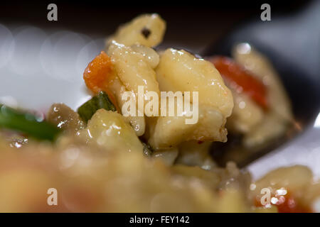 Risotto pasta provenzale. Riso Pasta con le melanzane, zucchine, pepe e parmigiano salsa: provenzali, Riso pasta Foto Stock