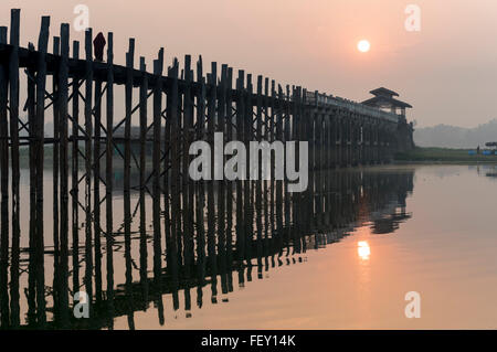 Tramonto sull'U Bein ponte che attraversa il lago Taungthaman in Amarapura vicino a Mandalay, Birmania (Myanmar) Foto Stock