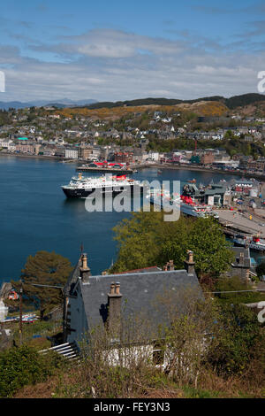 MV Clansman e Mull in Oban Bay, Argyll Foto Stock