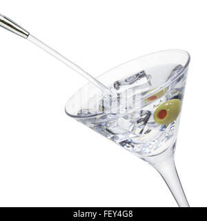 L'alcol versare in una coppetta Martini con olive e cubetti di ghiaccio, isolata su uno sfondo bianco, percorso di clipping incluso. Foto Stock