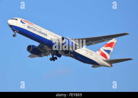 British Airways Boeing 767-300ER G-BNWI uscire dall'Aeroporto Heathrow di Londra, Regno Unito Foto Stock