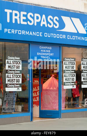 Infedeltà di abbigliamento outdoor shop fornitore chiudendo in Bedford Town Center, Bedfordshire, Inghilterra Foto Stock