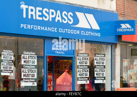 Infedeltà di abbigliamento outdoor shop fornitore chiudendo in Bedford Town Center, Bedfordshire, Inghilterra Foto Stock