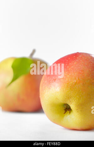 Mele mature frutti con foglie e gocce di acqua Foto Stock
