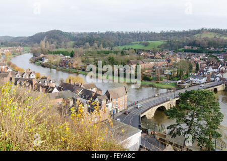 Vista guardando verso il basso sopra il fiume Severn a Bridgnorth nello Shropshire Foto Stock