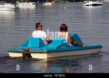 Coppia senior sul pedalò chiamato anche pedalò sul lago di giorno Foto Stock