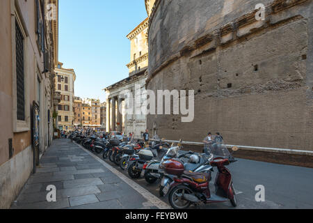 Roma, Italia - 22 agosto 2015: retro della famosa antica chiesa Pantheon di Roma, Italia Foto Stock