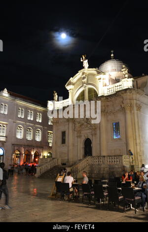 La luna piena splende sopra la pietra lucidata strade di fronte a San Biagio Chiesa nella Città Vecchia di Dubrovnik, Croazia. Foto Stock