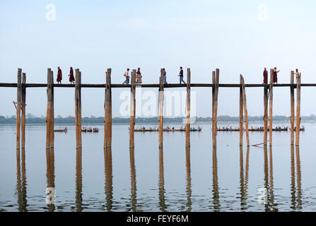 Persone attraversano U Bein Bridge - la più lunga passerella in legno di teak nel mondo, Amarapura vicino a Mandalay, Birmania (Myanmar) Foto Stock