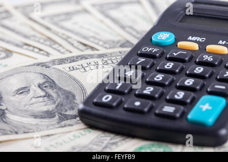 Ritratto di Franklin sul dollaro e calcolatrice Foto Stock