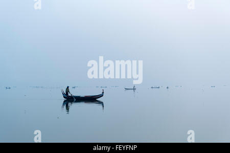 Barche da pesca sul lago Taungthaman in Amarapura vicino a Mandalay, Birmania (Myanmar) Foto Stock