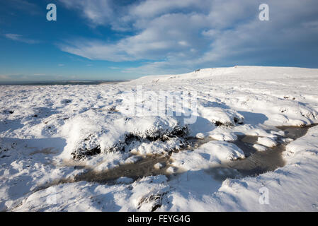 Condizioni nevose su Bleaklow nel Derbyshire con vista verso il ripiano sopra pietre Glossop. Foto Stock