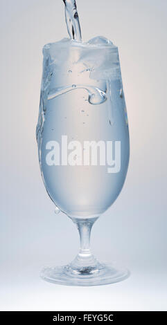 Bicchiere pieno di acqua con ghiaccio Foto Stock