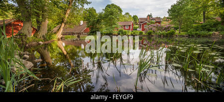 Piccolo e pittoresco villaggio di Vira Bruk, con cottages dall'acqua in Uppland, Svezia. La Scandinavia. Foto Stock