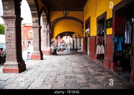 Colori brillanti su un edificio nel centro di San Miguel De Allende Foto Stock