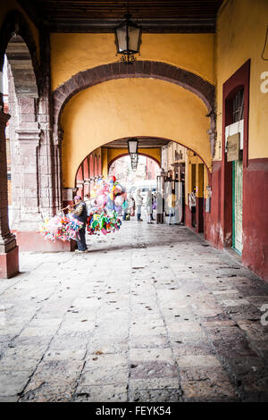 Colori brillanti su un edificio nel centro di San Miguel De Allende Foto Stock